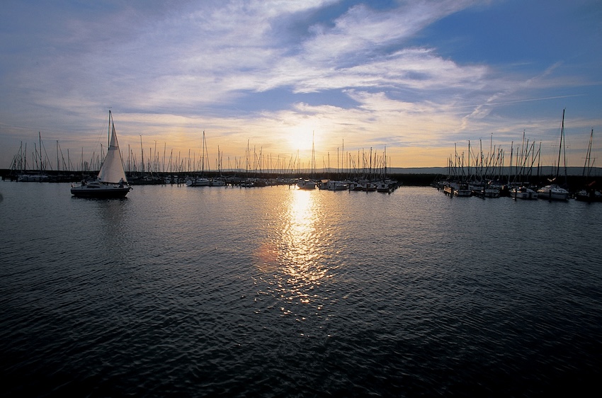 Seehotel Rust Abendstimmung Hafen
